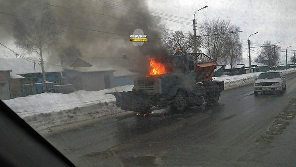 Сгорел на работе: снегоуборщик вспыхнул в Новосибирске